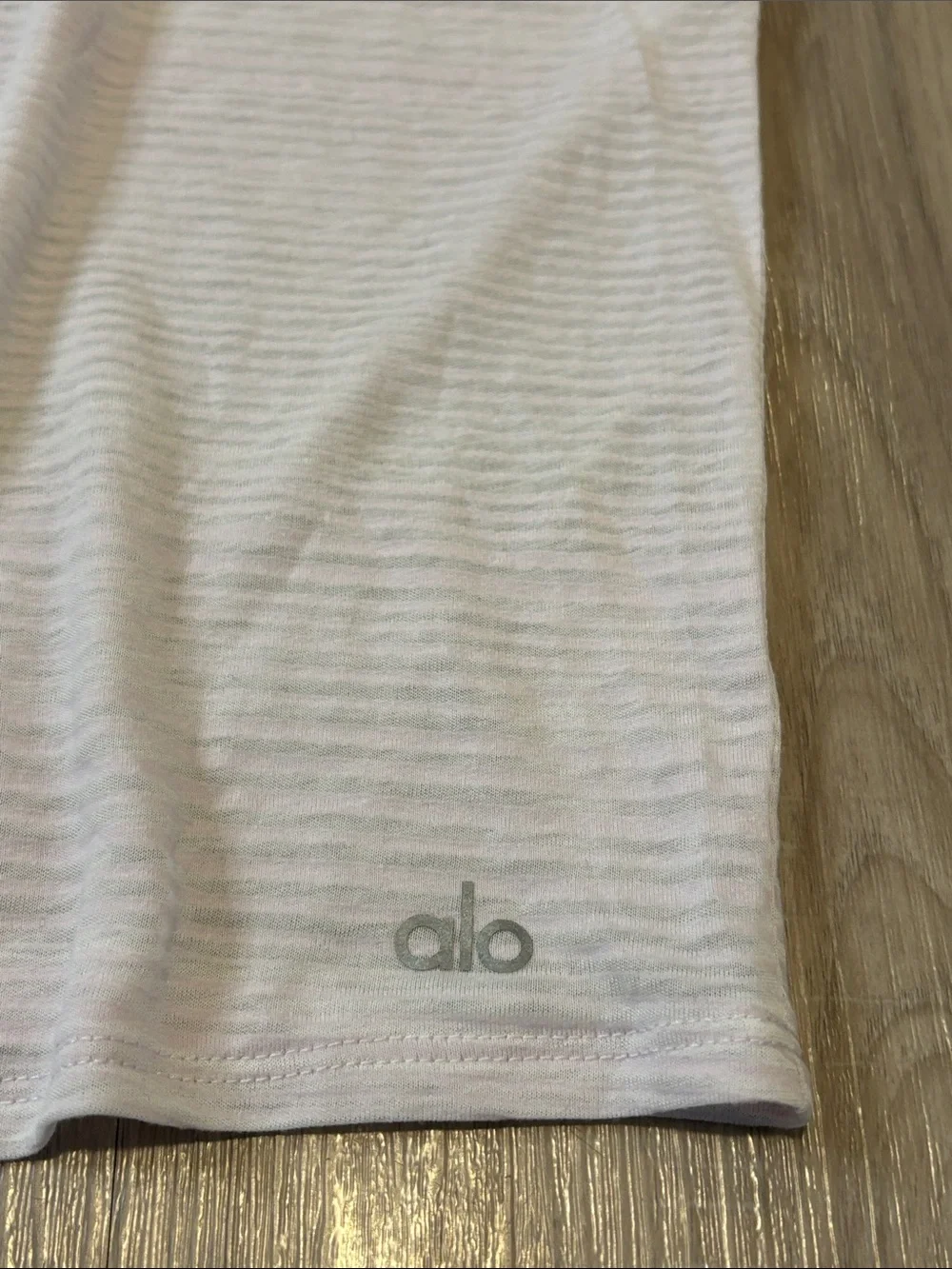 Alo Yoga In The City Short Sleeve Cropped Tee